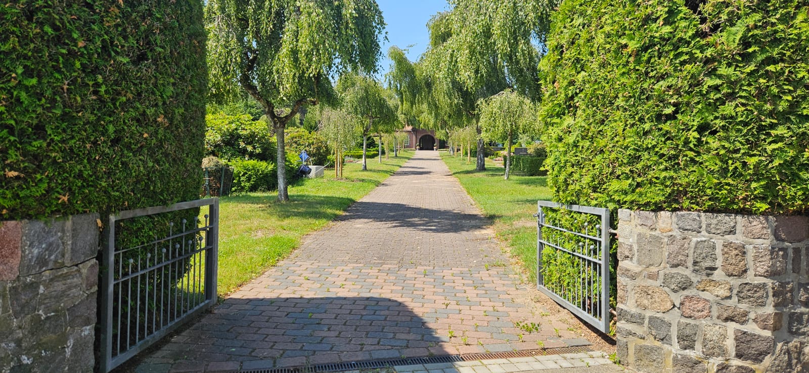 Friedhof Ashausen Tor und Weg