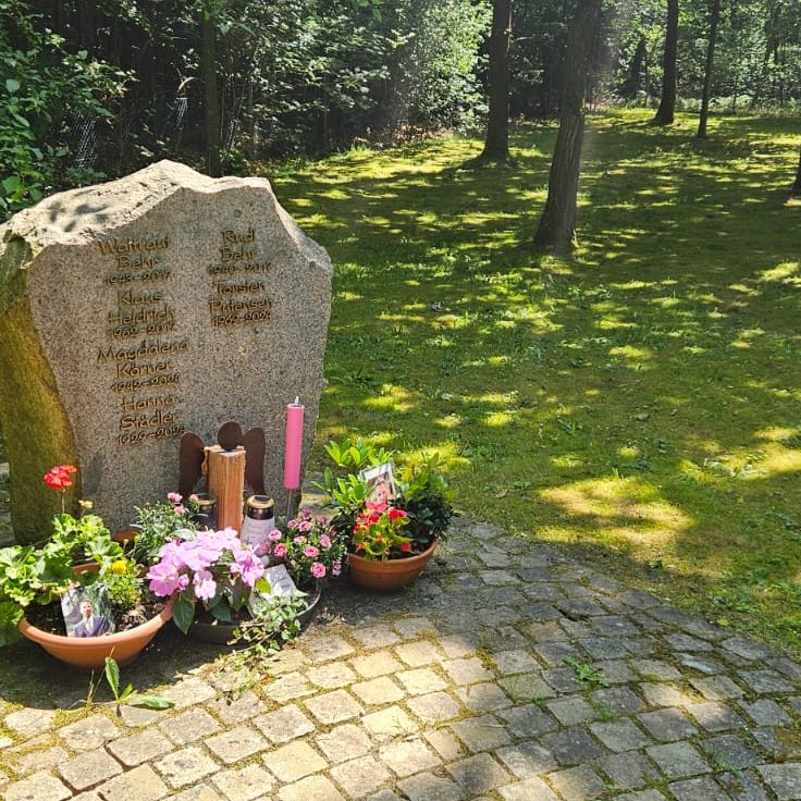 Friedhof Holtorfsloh: Grabstein, Pflaster, Gras