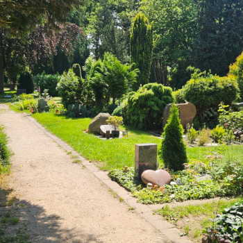 Waldfriedhof Winsen(Luhe) Weg und Gräber
